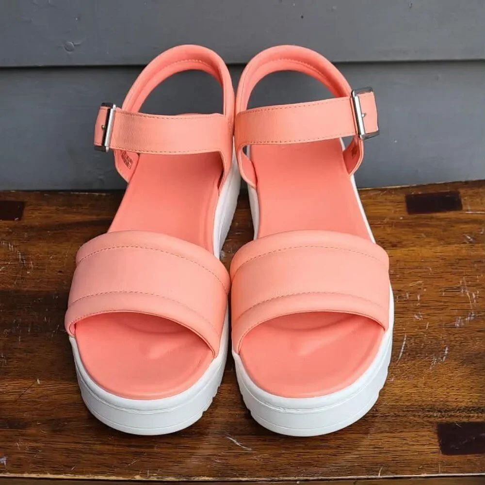 UGG Zayne Platform Peach Leather Sandals size 7 1/2 Like New